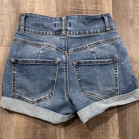 💞 Women’s Size 25 Waist Denim Jean Shorts - Picture 2 of 3